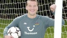 Вратарят на Англия негодува срещу терените в Германия