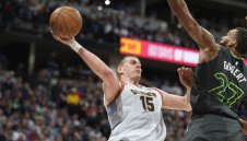 Денвър и Финикс напред в плейофите, Трей Йънг срази Бостън