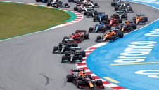 Хамилтън пак се справи с Макс и триумфира в Барселона