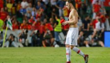 Халф на Байерн и двама от Барса успокояват Ракитич след позора