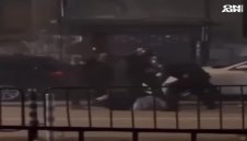 ВИДЕО: Безумна полицейска агресия в София (+18)
