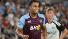 Астън Вила продава млад нападател на новак