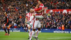 Манчестър Юнайтед яде пердах и от "грънчарите"