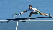 Джокович с победа в Мелбърн, но мачът му беше помрачен от скандал със съдията