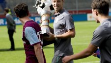 Смях: Тери вдигна купа за 13 паунда с Астън Вила + СНИМКИ