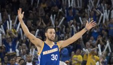 Стеф Къри стигна 300 тройки за сезона