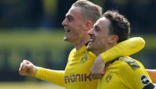 Страхлив Дортмунд победи Фортуна и запази интригата за титлата жива