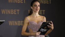 Златно момиче гушка коала и храни кенгуру в Австралия + СНИМКИ