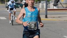 Гаф на маратона в Буенос Айрес, взеха победителя за хулиган