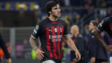 Нюкасъл напредва с нова оферта за Тонали