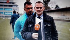 Божинов търка пейката на Левски, но спретна шоу по БНТ