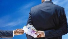 Набеден за корупция съдия надзирава авери в затвора