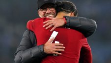 Коронавирус? Висшата лига ще доиграе сезона! Мечтата на Ливърпул е жива