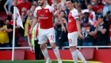 Лошо за Арсенал: Йозил и Колашинац са под постоянна охрана