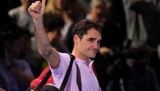 Федерер мачка на корта часове преди Нова година