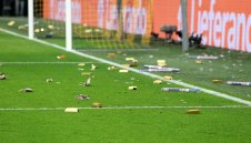 Феновете в Дортмунд с оригинален протест срещу УЕФА