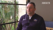 Прегръдки и сълзи: Славиша се сбогува с играчите на Левски + ВИДЕО