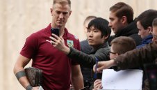 Джо Харт ще спасява кариерата си при "кучетата" от Лил