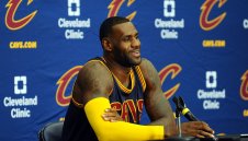 ЛеБрон започна с 8 точки в контролите