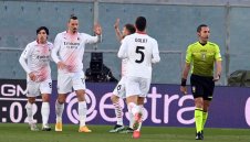 Милан удари Фиорентина и продължава да мечтае за титлата 