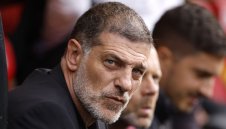 Стършелите биха шута и на Славен Билич