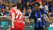 Феновете на Интер освиркаха Куадрадо