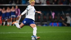 Жена би дузпа с по-тежък шут от всички в мъжката Висша лига на Англия