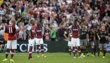 Алкохолици! В Уест Хям удариха дъното с чашката