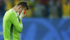 Кошмар в Подгорица! Нацелиха вратаря на Русия със сигнална ракета