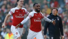 Арсенал излезе 4-и след 2:0 над Светците
