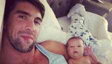 Фелпс сменя памперси вместо да празнува