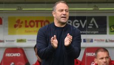 Пече ли се нещо голямо? Лапорта "обработва" Флик