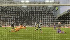 Нюкасъл стяга защитата с играч на Севиля