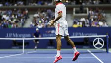 Федерер свали бомбардировача Иснър