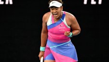 Шампионката Осака продължава по график