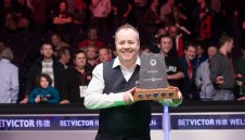 Джон Хигинс триумфира в Уелс