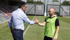 Юве остава с пръст в уста, Иниеста преподписва