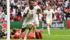 Велик: Стърлинг се нареди до Гари Линекер