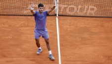 Алкарас загуби сет, но стартира с победа сезона на клей