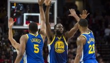 Голдън Стейт продължава да бие като гост в плейофите