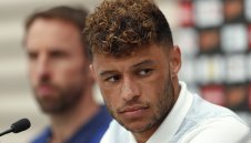 Арсенал е принуден да продаде Окслейд-Чембърлейн