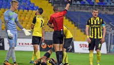 Защитник на Левски се подигра жестоко със съдията от мача с Ботев + СНИМКА