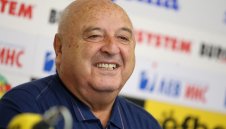 Венци Стефанов: Бербатов да си пусне песента "Ако си дал" и тогава да съди