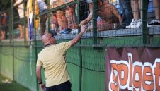 Брайън Макдърмът черпи феновете на Лийдс с бира