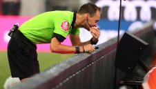 Тънки сметки: Байерн щеше да е по-близо до Дортмунд без VAR + СНИМКА