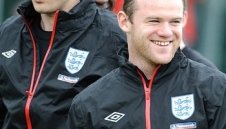 Руни застана срещу феновете (ВИДЕО)