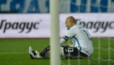 Ще седне ли Ники Михайлов на пейката? Левски търси нов вратар