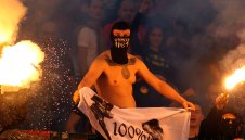 Срам и резил: Цял свят отрази грозните сцени от "Вечното дерби" ЦСКА - Левски + СНИМКИ