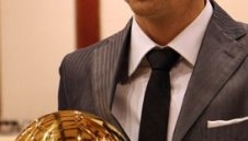 Връчиха короната на Митко Бербатов