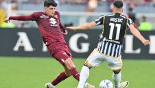 Секси журналистка отмъсти на защитник, хвана се с негов колега + СНИМКИ 